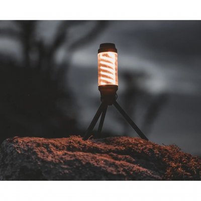 Lykten kan brukes stående i det medfølgende stativet.