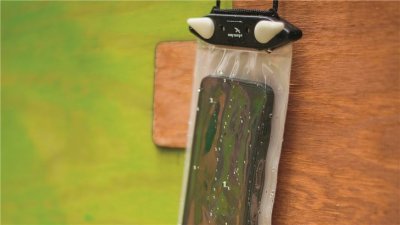 Förvaringspåse med bärband för mobiltelefon.