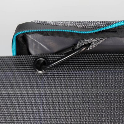 Solpanelen fäst mot väskan med karbinhakar