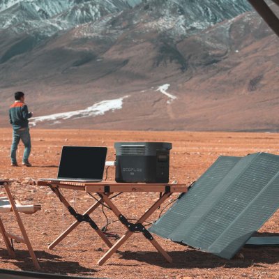 Ladda din Power Station med solpanel ute på fält.
