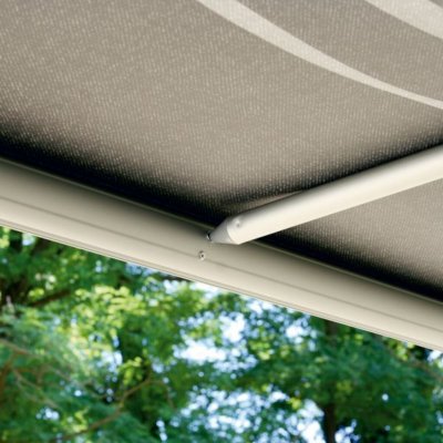 Överliggaren fästs mellan husvagnen och markisröret.