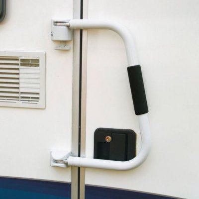 Vik för dörren för extra inbrottsskydd.