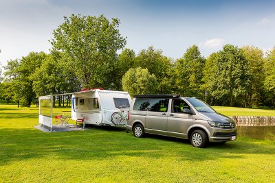 Skapa en skyddad uteplats med markisen och en front.