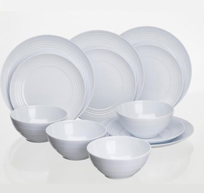 Campingservis för fyra personer i Melamin med en silikonring under för att inte glida eller skrammla.