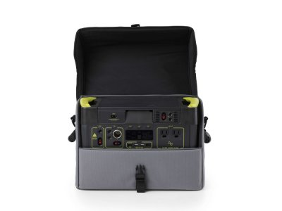 Kontakterna på Goal Zero Yeti är enkelt tillgängliga även då den är i väskan.