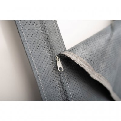 Dragkedja för öppning för husvagnens fönster.