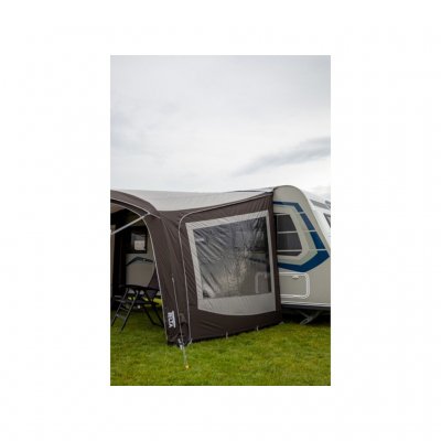 Sideveggen til Sky Link 400 – et praktisk tilbehør som gir ekstra beskyttelse mot vind og øker komforten ved camping.