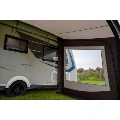 Sideveggen til Sky Link 400 sett fra innsiden – skaper en koselig og beskyttet plass for avslapning, uansett vær.