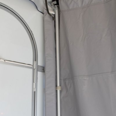 Trykkstang beskytter mot vind og regn som kommer inn mellom sideveggen og campingvognen