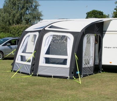 Dörr med regnskydd på Kampa Dometic Ace Air Pro.