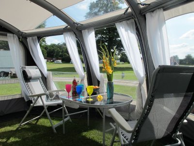 Rymligt och ljust med ett djup på 300 cm.