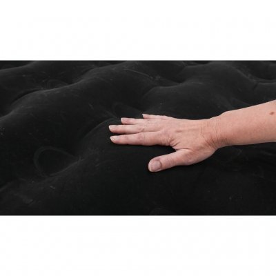 Den myke veluroversiden gjør den veldig behagelig å sove på.