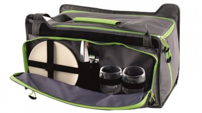 Fack med fästen för tallrikar, bestick och glas i kylväskans extra fack.