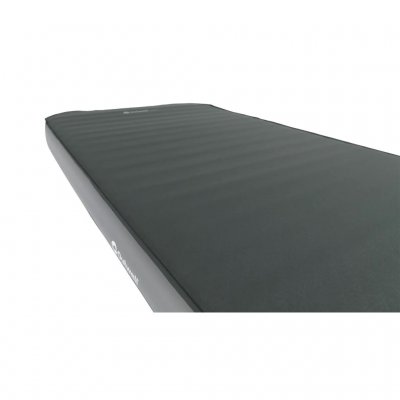 Liggeunderlaget har en elastisk og myk overflate på oversiden.