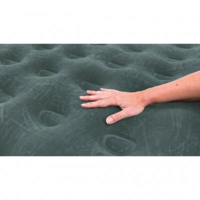 Luftmadrassen har en overside i velur som gir en behagelig følelse.