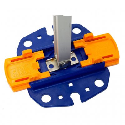 Markisens fot placeras i fästplattan och låses fast.