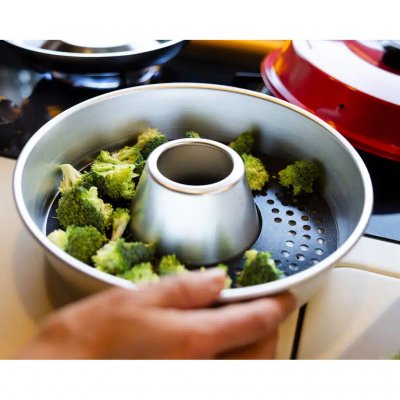 Praktisk stekebrett med keramisk non-stick belegg og små hull.