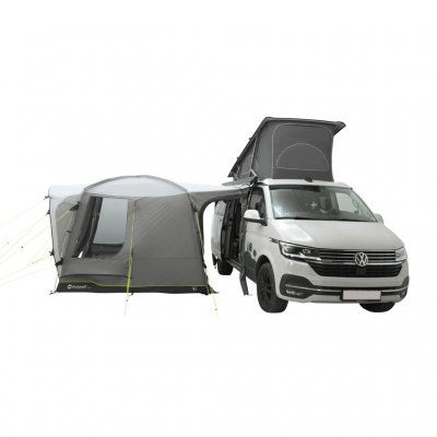 Outwell Pine Hills på siden av bilen med døren lukket.
