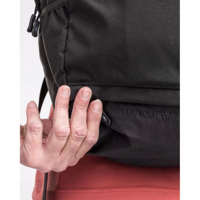 Nedtill ficka för skräp med avtorkningsbar yta.