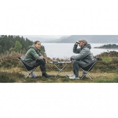 Lite og lavt bord med stålramme og koppholdere for to personer.