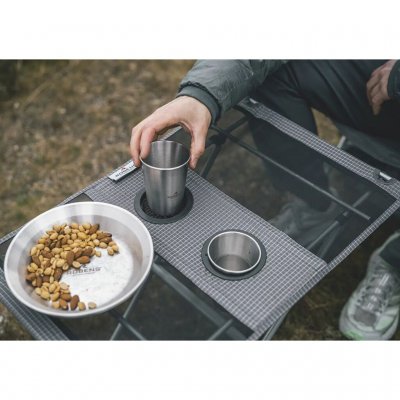 Bordet har to innebygde koppholdere.