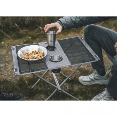 Lite og lavt bord med stålramme og bordplate i polyester og mesh.