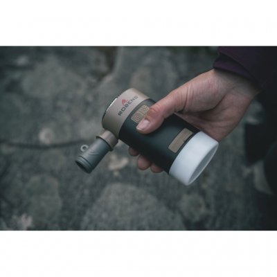 Kompakt og slitesterk batteridrevet pumpe som er perfekt for å pumpe opp liggeunderlag, luftmadrasser eller oppblåsbare møbler.