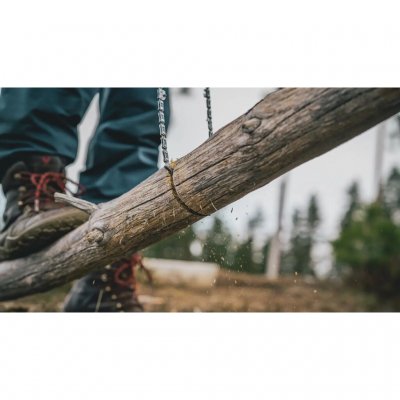 Kjedesag med håndleddsstropp som uten problemer kutter gjennom tykkere grener og mindre trær.