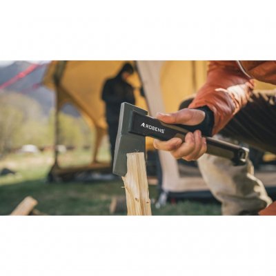 Kompakt villmarksøks med hode i smidd karbonstål.