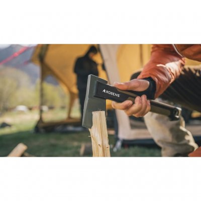 Kompakt villmarksøks med hode i smidd karbonstål.