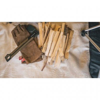 Større villmarksøks laget av robust stål med håndtak i glassforsterket nylon.