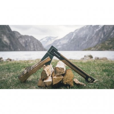 Mindre villmarksøks fra Robens med blad i smidd karbonstål og et solid håndtak i glassfiberarmert nylon.