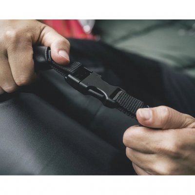 Dry bag laget av slitesterk nylon med rulletopp-lukking. Holder innholdet tørt og rent.