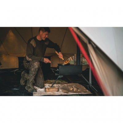 Stekespade utformet for matlaging over åpen ild, med ekstra langt håndtak for å beskytte mot varmen.