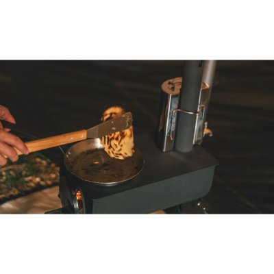 Stekespade i rustfritt stål med langt trehåndtak. Takket være lengden passer den perfekt til matlaging over åpen ild.