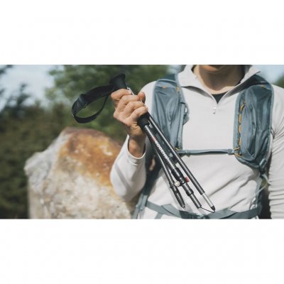 Tre seksjoner gir en vandrestav med liten pakkestørrelse.