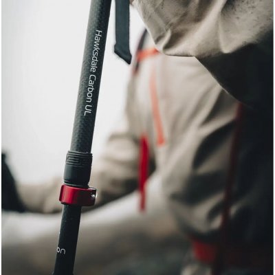 Låsesystem som gjør det mulig å justere stavens høyde fra 115 til 135 cm.