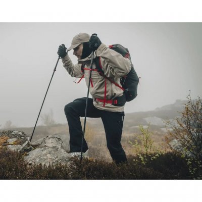 Stavene leveres med utskiftbare spisser i gummi og karbid for ulike typer underlag.