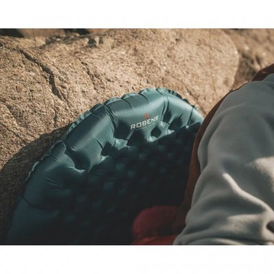 Oppblåsbart liggeunderlag i ultralett konstruksjon.