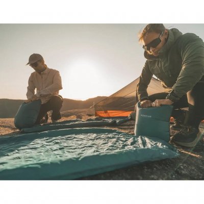 Liggeunderlaget blåses enkelt opp med den medfølgende pumpeposen.