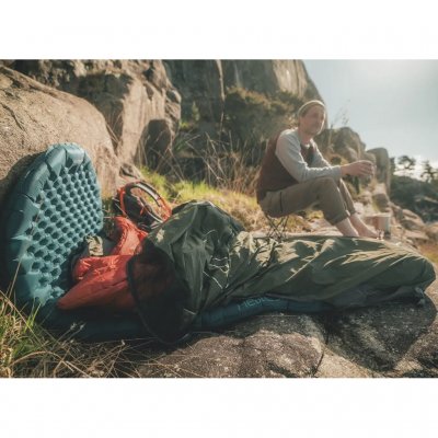 Oppblåsbart liggeunderlag i svært lett konstruksjon – fôret med tre lag folie og ideelt for bruk året rundt.