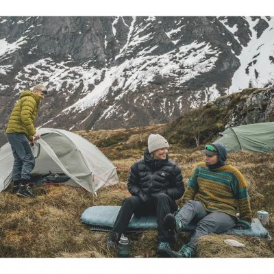 Selvoppblåsende og oppblåsbart liggeunderlag for fjellturer, jakt-/fisketurer eller andre aktiviteter som krever lav vekt og sli