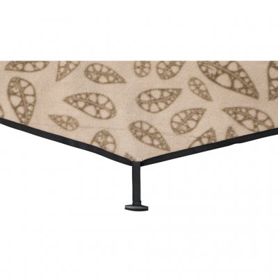 Fästpunkter i hörnen för att fästa mattan mot tältet