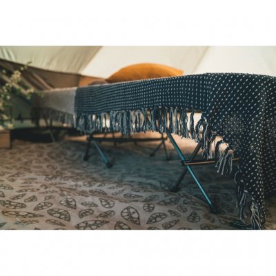 Teltmatten isolerer mot kulde fra bakken.