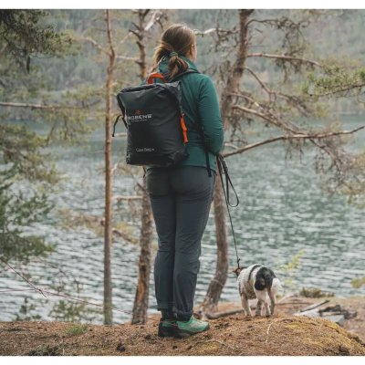 Slitesterk kjølebag i robust materiale som også fungerer som vanntett oppbevaringsveske.