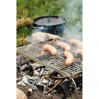 Robens Lassen L er en lett og kompakt grillrist med sammenleggbare ben som gir en god pakkestørrelse.