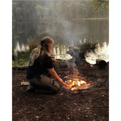 Lett og kompakt grillrist i rustfritt stål, for åpen ild eller glødebunn.