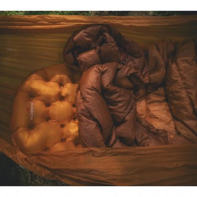 Oppblåsbart liggeunderlag med romslig liggeflate fra Robens.