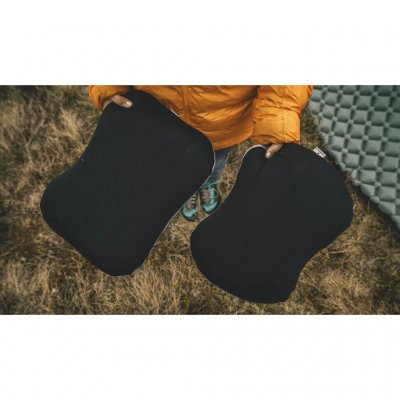 Robens Mountain Pillow støtter naturlig hodet, nakken og skuldrene dine med sin ergonomiske form for en god natts søvn.