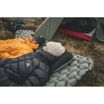 Robens Mountain Pillow støtter naturlig hodet, nakken og skuldrene dine med sin ergonomiske form for en god natts søvn.